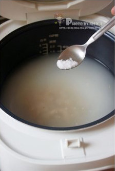 6、枸杞鸡胗双麦粥,最后调入少许盐即可。