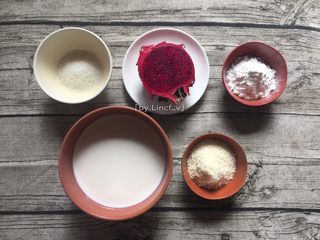 1、火龙果椰蓉奶冻,准备所需材料:红心火龙果半个、纯牛奶250ml、玉米淀粉17g、白糖15g、椰蓉30g