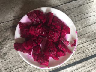 2、火龙果椰蓉奶冻,首先将红心火龙果肉取出切小块