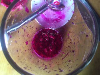 3、火龙果椰蓉奶冻,切小的红心火龙果放入料理棒中搅打成汁