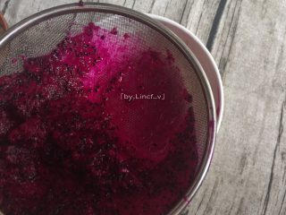 4、火龙果椰蓉奶冻,过滤掉火龙果果渣