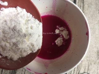 5、火龙果椰蓉奶冻,将17g玉米淀粉倒入滤掉果渣的火龙果果汁中