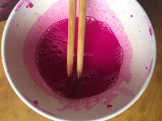 6、火龙果椰蓉奶冻,然后搅拌均匀待用