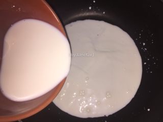 8、火龙果椰蓉奶冻,小火热锅，然后将250ml纯牛奶倒入煮沸（全程小火）