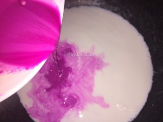 9、火龙果椰蓉奶冻,待纯牛奶煮沸后倒入火龙果果汁