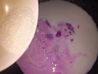 10、火龙果椰蓉奶冻,倒入15g白糖搅拌、翻炒