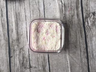 14、火龙果椰蓉奶冻,再均匀的撒上剩下的另一半椰蓉