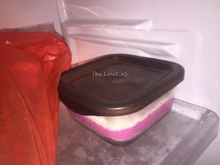 15、火龙果椰蓉奶冻,放凉后盖上盖子，放入冰箱冷藏至少4小时以上