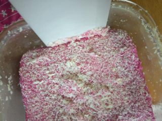 16、火龙果椰蓉奶冻,冷藏后的火龙果椰蓉奶冻用小刀划四周后倒扣取出