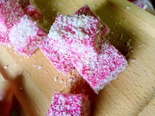 18、火龙果椰蓉奶冻,每块奶冻都均匀地粘上椰蓉后即可装盘食用