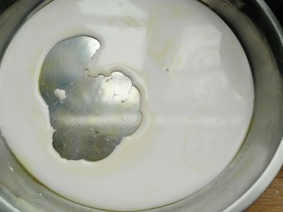 10、自制肠粉,加入两勺粉浆。