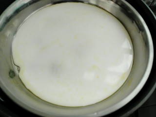 11、自制肠粉,把倒入粉浆的盘子摇摇晃均匀,大火蒸熟,约一两分钟。