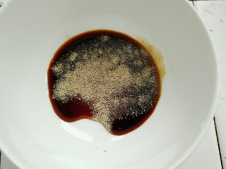 17、自制肠粉,取一个小碗倒入生抽和胡椒粉。