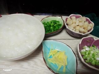 1、砂锅瑶柱粥,备一碗白粥，姜丝，小葱分葱白葱绿分开切碎，瑶柱用水冲洗干净泡发