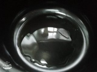 2、砂锅瑶柱粥,砂锅放油加热