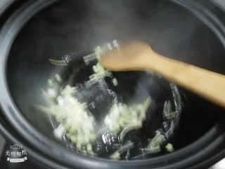 4、砂锅瑶柱粥,放葱白炒香