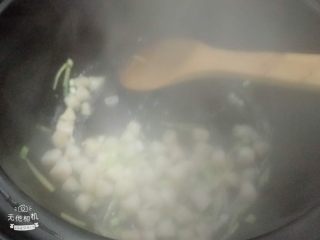5、砂锅瑶柱粥,放瑶柱翻炒片刻，放少许少许少许生抽