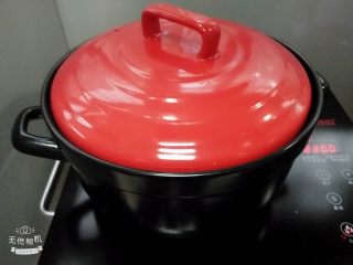 7、砂锅瑶柱粥,盖上盖子烧开