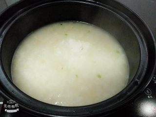9、砂锅瑶柱粥,倒入白粥搅拌均匀