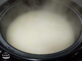 10、砂锅瑶柱粥,放少许盐调味