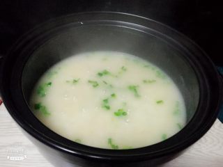 12、砂锅瑶柱粥,时间到关火，放葱绿