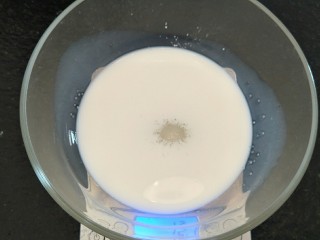 3、简易6寸戚风蛋糕(2蛋),加入细砂糖12克。盐1克