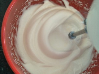 14、简易6寸戚风蛋糕(2蛋),继续打发后。加第三次糖