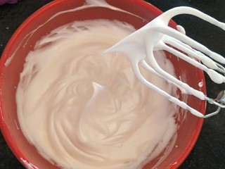 15、简易6寸戚风蛋糕(2蛋),打成这样偏硬的湿性发泡后。