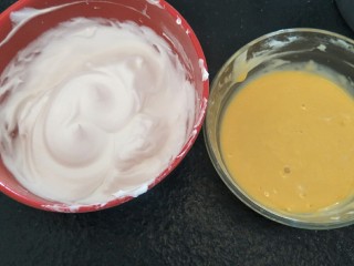 16、简易6寸戚风蛋糕(2蛋),把蛋白和蛋黄和混合。