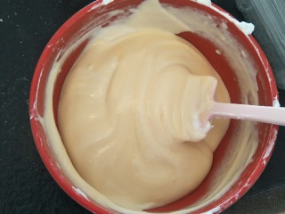 20、简易6寸戚风蛋糕(2蛋),轻轻的切拌均匀。