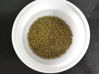 1、绿豆小米粥,绿豆提前浸泡4-5小时