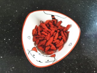 3、绿豆小米粥,枸杞