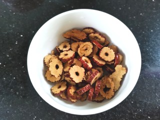 4、绿豆小米粥,红枣片