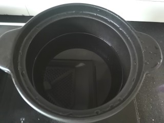 7、绿豆小米粥,取一个砂锅,加入适量的清水