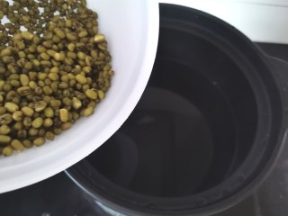 8、绿豆小米粥,倒入泡好的绿豆,大火烧开转中小火