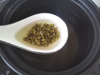 9、绿豆小米粥,烧至绿豆有点开花