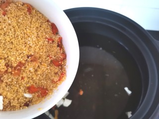 10、绿豆小米粥,倒入清洗干净的小米