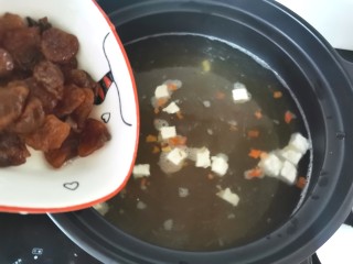 11、绿豆小米粥,倒入桂圆肉