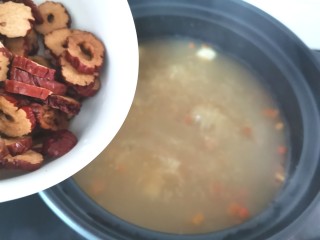 12、绿豆小米粥,倒入枣片继续烧开转小火慢煮,期间要搅拌防止粘锅