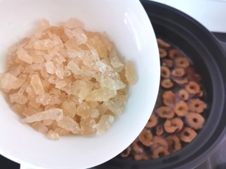 13、绿豆小米粥,烧至汤汁有点粘稠倒入冰糖,继续小火煮