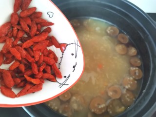 14、绿豆小米粥,绿豆小米粥烧至粘稠倒入枸杞焖半分钟即可
