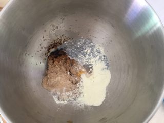 3、全麦吐司,厨师桶里加入酵头、水、红糖、蜂蜜、奶粉、盐。