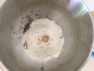 4、全麦吐司,倒入高筋面粉和酵母。