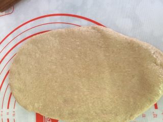 12、全麦吐司,擀成椭圆形。