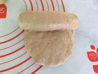 13、全麦吐司,卷起。