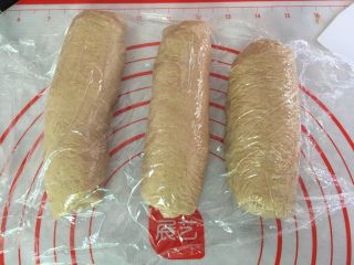 14、全麦吐司,包上保鲜膜醒发15分钟。