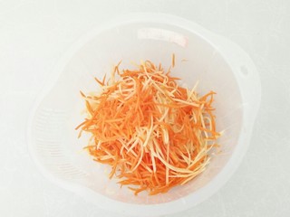 3、黄金田园菜饼,拌匀腌制5分钟，变软微微出汁就好。