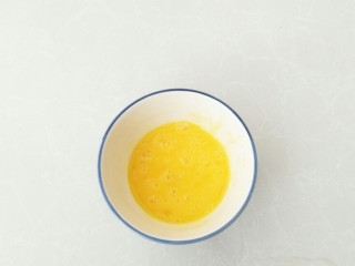 4、黄金田园菜饼,鸡蛋打散。