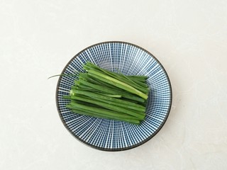 5、黄金田园菜饼,香葱切断。