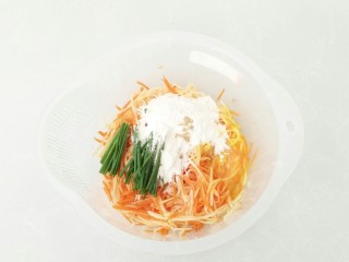 6、黄金田园菜饼,除了油以外，所有的食材放入蔬菜里。